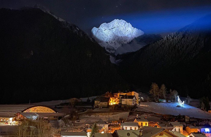 Lo spettacolo del Pizzo Camino che sabato sera ha vegliato sopra Schilpario, vestito di luce