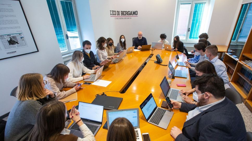 I giovani della Week dello scorso anno con il tutor-giornalista Bruno Bonassi e la psicologa di Edoomark Fiorella Carminati I giovani della Week dello scorso anno con il tutor-giornalista Bruno Bonassi e la psicologa di Edoomark Fiorella Carminati