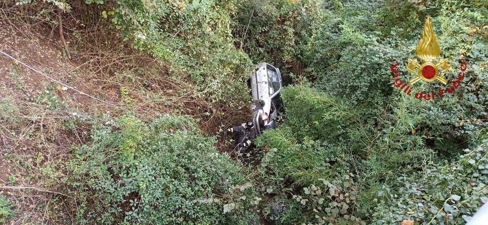 Fuori Strada Con L auto Cade In Un Dirupo Tra Le Piante Illeso 23enne 
