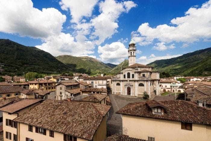 Il centro storico di Gandino dominato dall’imponente Basilica