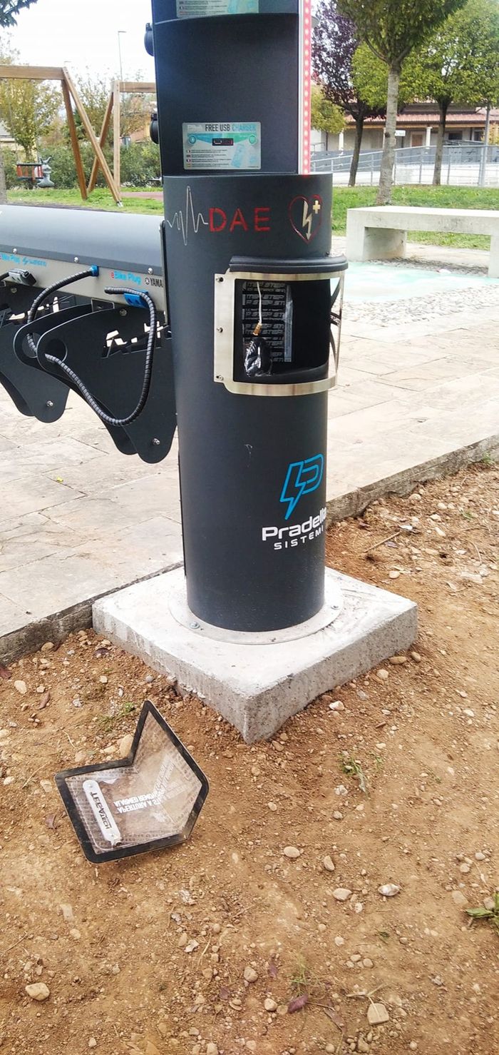 Il defibrillatore danneggiato dai vandali a Cavernago