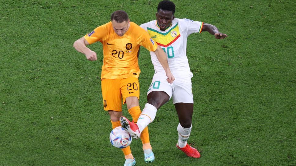 Teun Koopmeiners (maglia n. 20) in azione con Bamba Dieng nel finale di Senegal-Olanda 0-2 di lunedì 21 novembre. L’atalantino è entrato a poco più di 10 minuti dalla fine precedendo l’altro nerazzurro Marten de Roon, in campo nel recupero. Teun Koopmeiners (maglia n. 20) in azione con Bamba Dieng nel finale di Senegal-Olanda 0-2 di lunedì 21 novembre. L’atalantino è entrato a poco più di 10 minuti dalla fine precedendo l’altro nerazzurro Marten de Roon, in campo nel recupero.