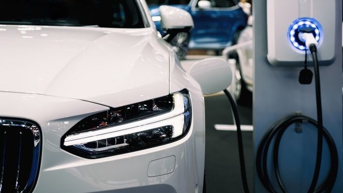 Auto elettriche al palo, un mezzo su cinque è super inquinante Auto elettriche al palo, un mezzo su cinque è super inquinante