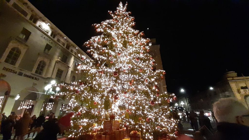 Si chiudono gli ombrelli e si accende l’albero di piazza Vittorio Veneto. Al via il Natale in centro - Foto e video Si chiudono gli ombrelli e si accende l’albero di piazza Vittorio Veneto. Al via il Natale in centro - Foto e video