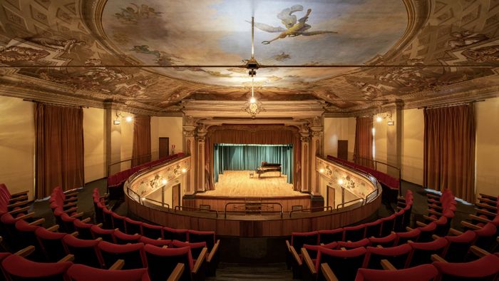 Teatro Greppi, un anno per rinnovarlo. Consegnate le chiavi ai progettisti Teatro Greppi, un anno per rinnovarlo. Consegnate le chiavi ai progettisti