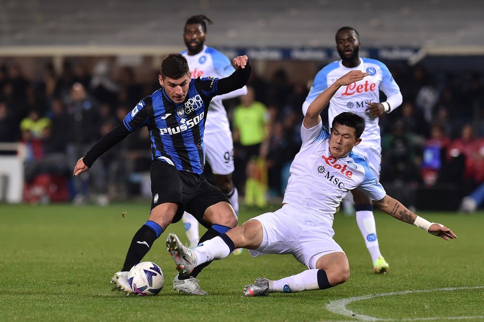 Ruslan Malinovskyi contrastato da Kim in Atalanta.Napoli 1-2