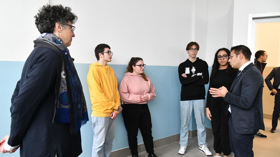 Il consigliere provinciale Valois a colloquio con gli studenti e la preside Pardi dell’Archimede Il consigliere provinciale Valois a colloquio con gli studenti e la preside Pardi dell’Archimede