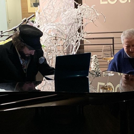 Sorpresa a Castione Capossela suona e canta al piano con MollicaVideo