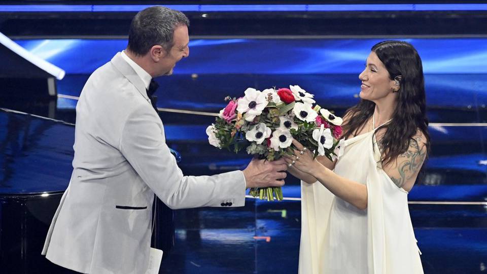 Sanremo: Zalone show, Pausini incanta nel duetto con Mika. Elisa in testa alla classifica generale Sanremo: Zalone show, Pausini incanta nel duetto con Mika. Elisa in testa alla classifica generale