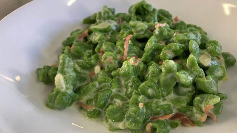 Spätzle di spinaci con speck e panna Spätzle di spinaci con speck e panna