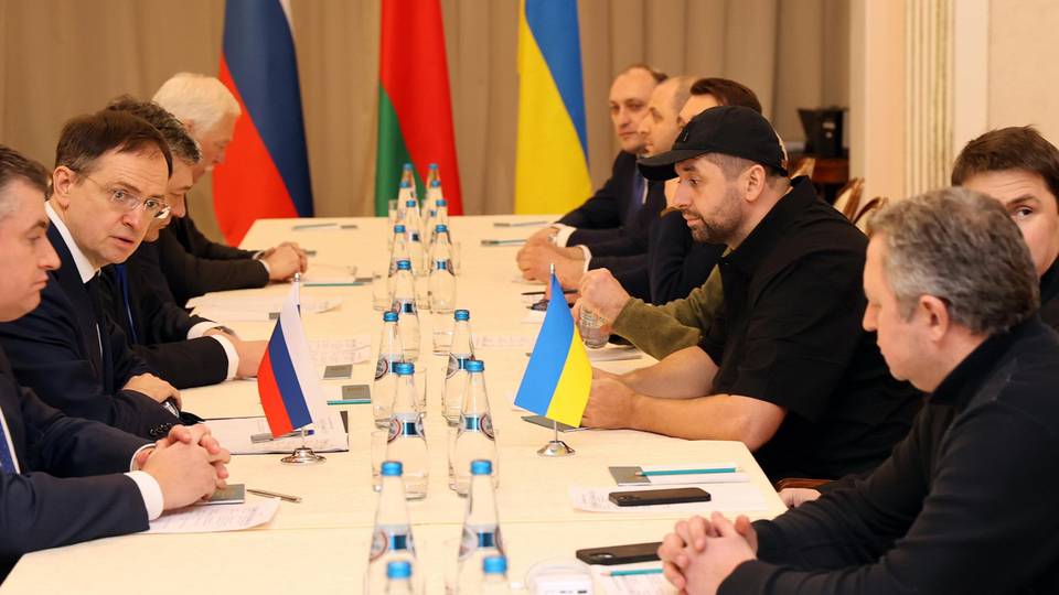 I negoziati Kiev-Mosca: «Punti in comune, presto altri incontri». Telefonata Putin-Macron I negoziati Kiev-Mosca: «Punti in comune, presto altri incontri». Telefonata Putin-Macron