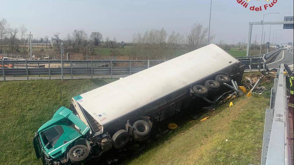 Il camion nella scarpata