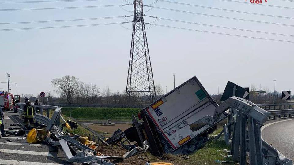 Camion nella scarpata