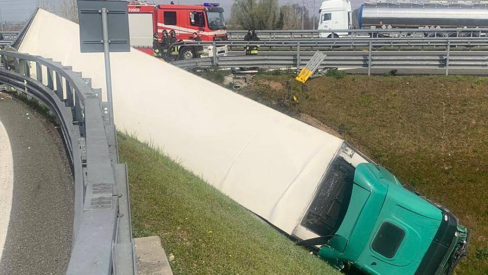 Camion nella scarpata