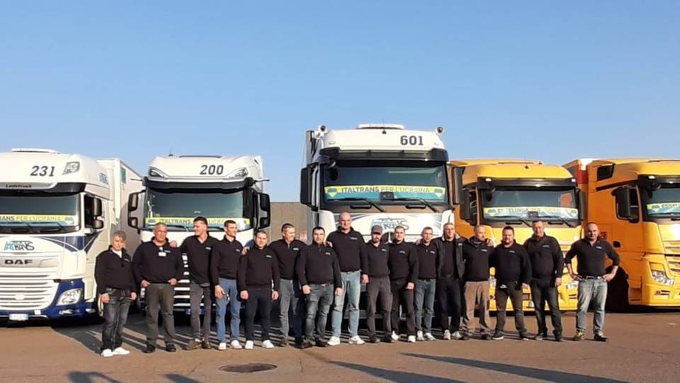 Aiuti alimentari per l’Ucraina, partiti 6 tir dell’Italtrans: «Vogliamo esserci» Aiuti alimentari per l’Ucraina, partiti 6 tir dell’Italtrans: «Vogliamo esserci»