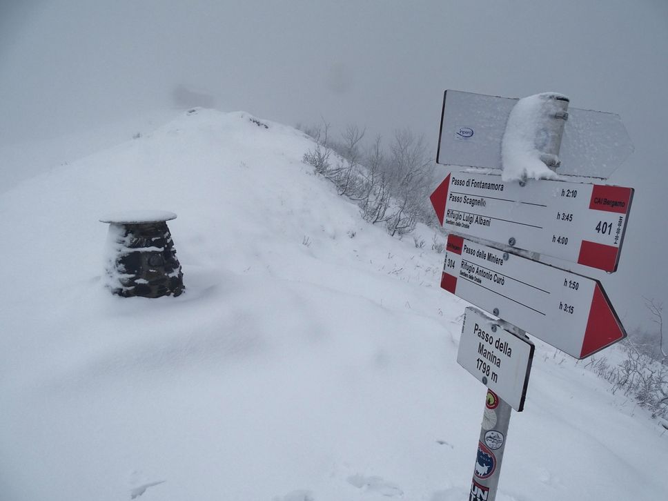 Neve e nebbia al Passo della Manina