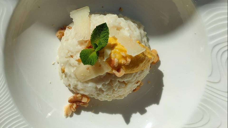 Risotto al Castelmagno e Pecorino con salsa di mais e noci Risotto al Castelmagno e Pecorino con salsa di mais e noci