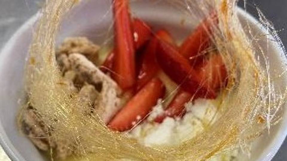 Bavarese al cioccolato bianco, fragole, meringa, dacquoise alle mandorle e nido di caramello Bavarese al cioccolato bianco, fragole, meringa, dacquoise alle mandorle e nido di caramello