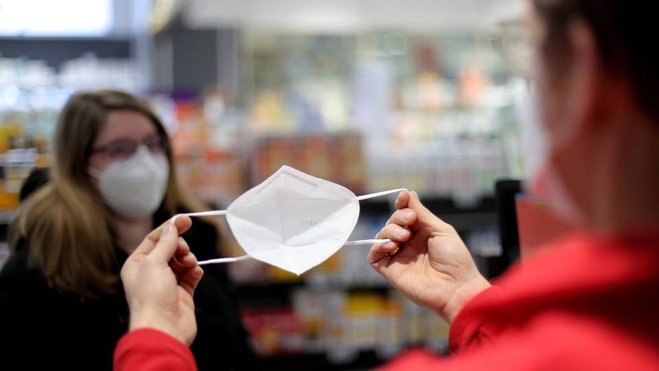 Covid in Italia: nuovi contagi sotto i 20mila ma sale il tasso al 17,4%. Costa: su mascherina al chiuso si passi a raccomandazione Covid in Italia: nuovi contagi sotto i 20mila ma sale il tasso al 17,4%. Costa: su mascherina al chiuso si passi a raccomandazione