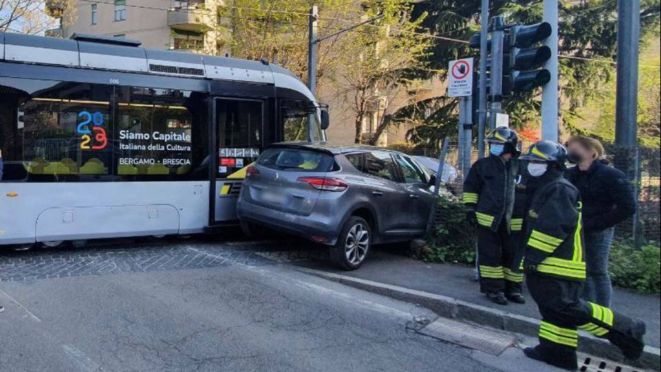 Deraglia dopo urto con auto: paura sul tram delle valli Deraglia dopo urto con auto: paura sul tram delle valli