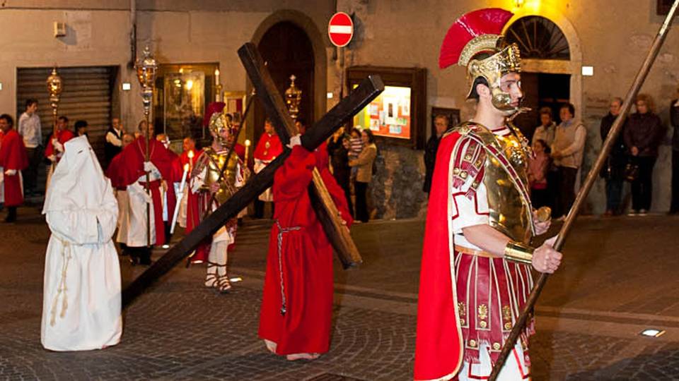 Giudei, romani e lanterne: la Passione rivive fra riti e tradizione Giudei, romani e lanterne: la Passione rivive fra riti e tradizione