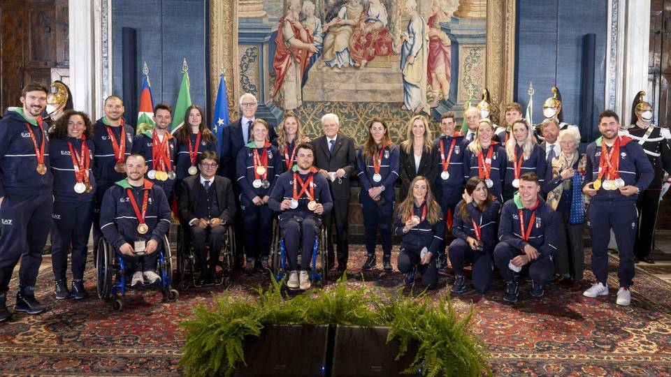 Moioli e Goggia al Quirinale da Mattarella con la bandiera olimpica Moioli e Goggia al Quirinale da Mattarella con la bandiera olimpica