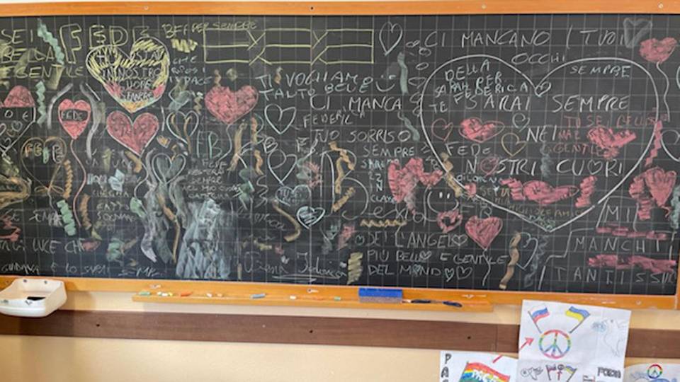 Tanti cuori e fiori per la piccola Federica, il paese si stringe alla famiglia Tanti cuori e fiori per la piccola Federica, il paese si stringe alla famiglia