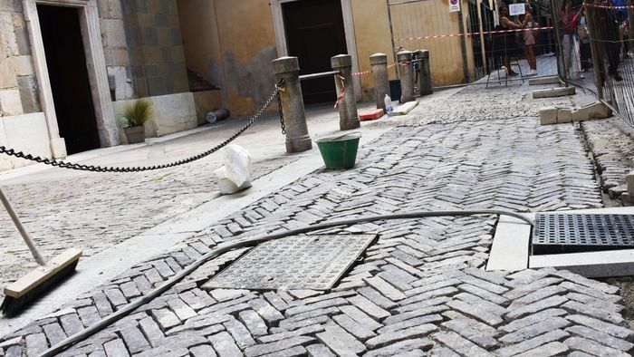 Corsarola, dopo 70 anni si pulisce la pavimentazione «a lisca di pesce» Corsarola, dopo 70 anni si pulisce la pavimentazione «a lisca di pesce»