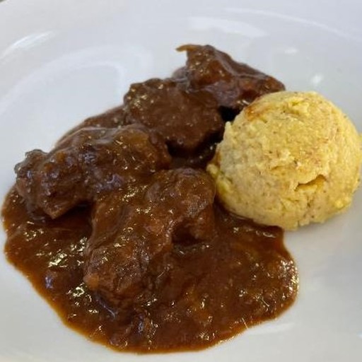 Gulasch accompagnato con polenta rossa - Rubriche Ricette (quasi ...