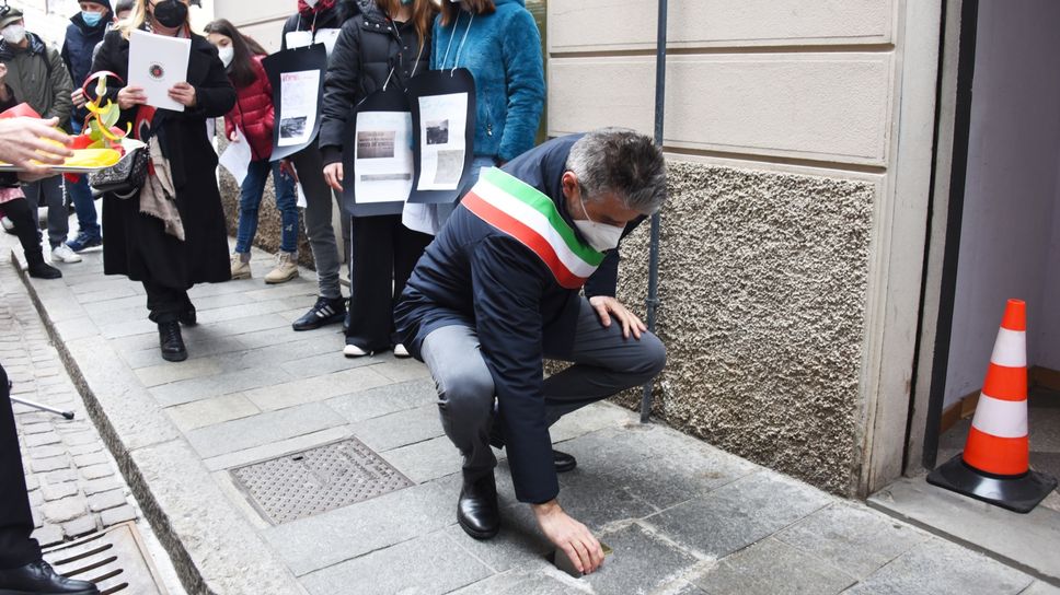 Una delle pietre d’inciampo recentemente posate in città per ricordare chi venne deportato durante la seconda guerra mondiale Una delle pietre d’inciampo recentemente posate in città per ricordare chi venne deportato durante la seconda guerra mondiale