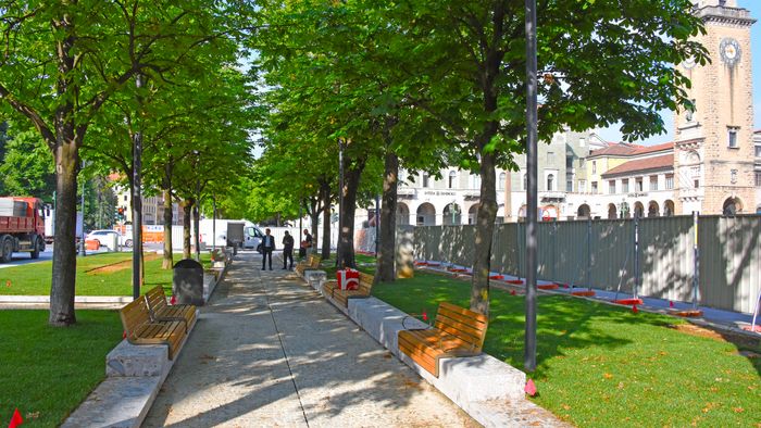 Sentierone, avanti con il cantiere. Riaperte alcune aree Foto Sentierone, avanti con il cantiere. Riaperte alcune aree Foto
