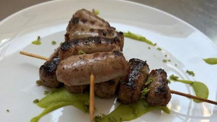 Spiedini di salsiccia con crema di piselli Spiedini di salsiccia con crema di piselli