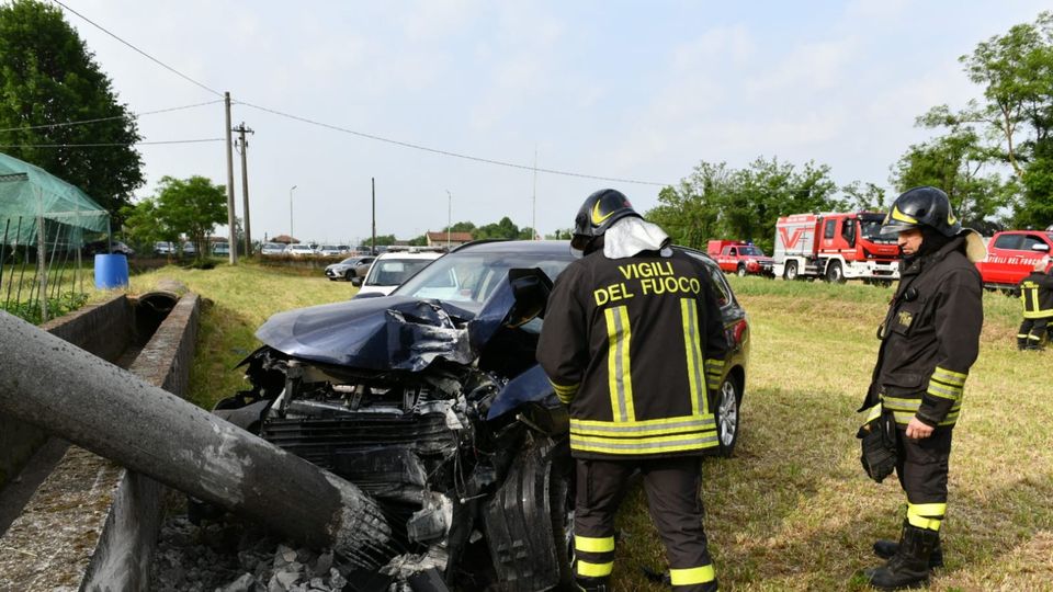 Tampona un’auto e finisce contro un palo: morto 41enne a Fara Tampona un’auto e finisce contro un palo: morto 41enne a Fara