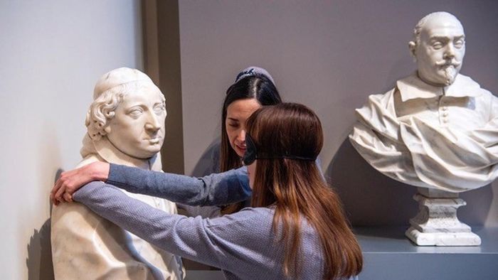 Toccare un’opera d’arte per darle vita la grande bellezza della mia rinascita Toccare un’opera d’arte per darle vita la grande bellezza della mia rinascita