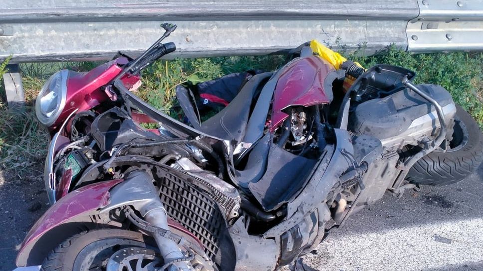 Lo scooter su cui viaggiava la coppia Lo scooter su cui viaggiava la coppia