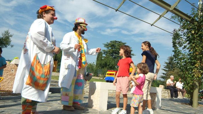 «Naso rosso», la clownterapia si presenta nel centro di Bergamo «Naso rosso», la clownterapia si presenta nel centro di Bergamo