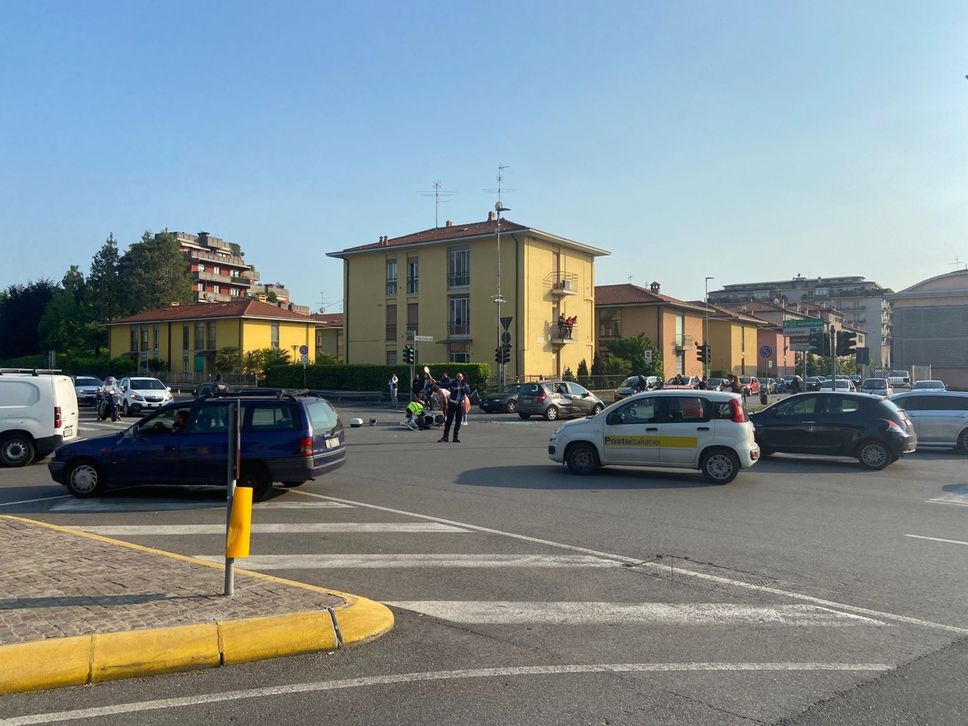 Un agente regola il traffico nella zona