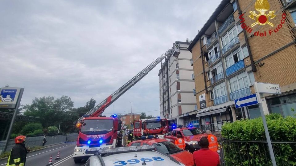 Mozzo, fiamme dalla cucina: intervengono i vigili del fuoco, soccorso un uomo Mozzo, fiamme dalla cucina: intervengono i vigili del fuoco, soccorso un uomo