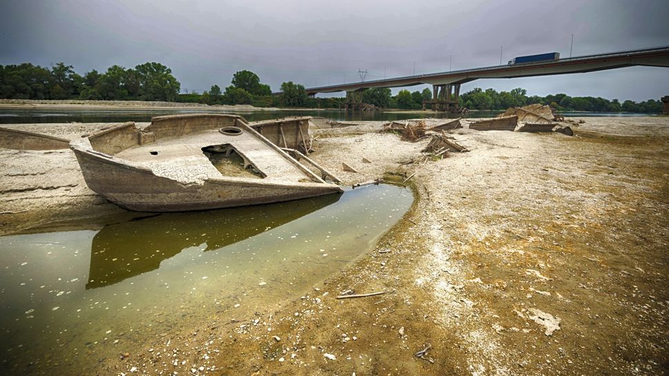 L’alveo del fiume Po in secca a Castel San Giovanni, in provincia di Piacenza