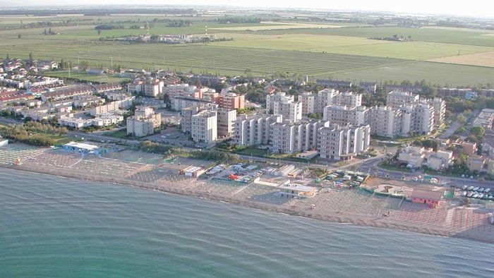 Salva bambino in mare, muore 82enne in spiaggia. Malore per un bergamasco Salva bambino in mare, muore 82enne in spiaggia. Malore per un bergamasco