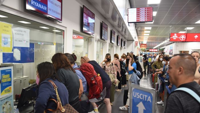 Voli in ritardo o cancellati, ecco a chi spettano rimborsi e indennizzi Voli in ritardo o cancellati, ecco a chi spettano rimborsi e indennizzi