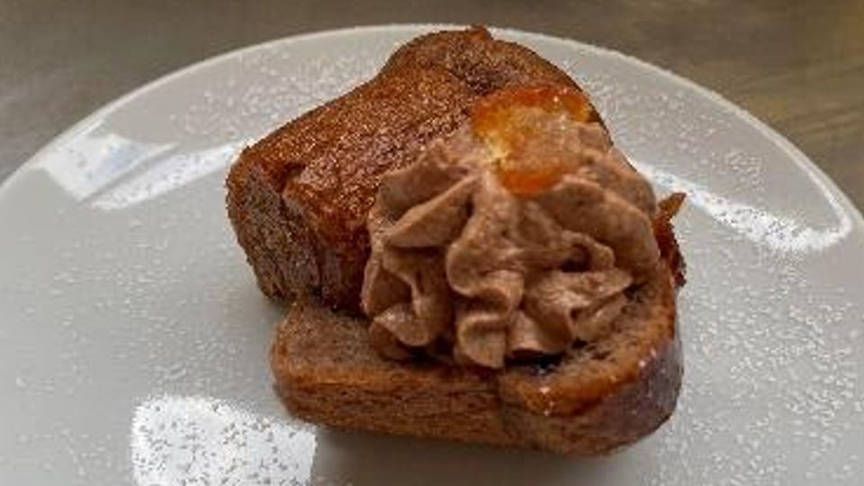 Babà al cointreau con mousse al cioccolato bianco Babà al cointreau con mousse al cioccolato bianco
