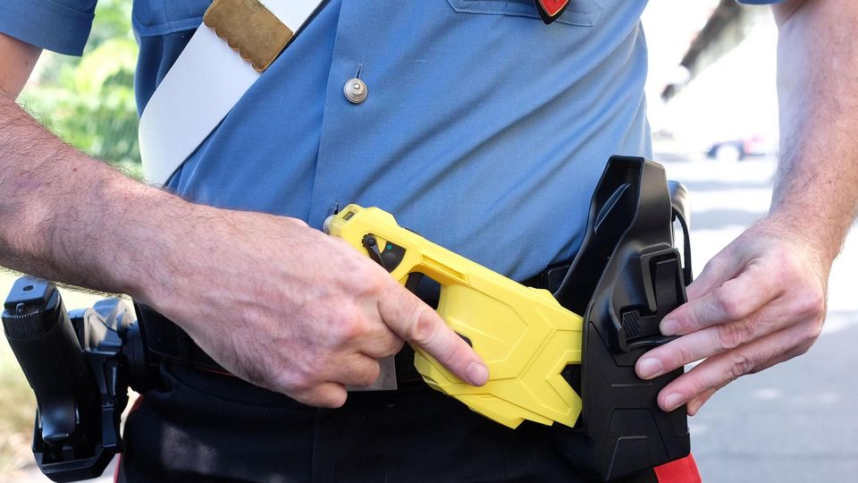 Polizia e Arma, taser in fondina a Bergamo. «Valido anche come deterrente» Polizia e Arma, taser in fondina a Bergamo. «Valido anche come deterrente»