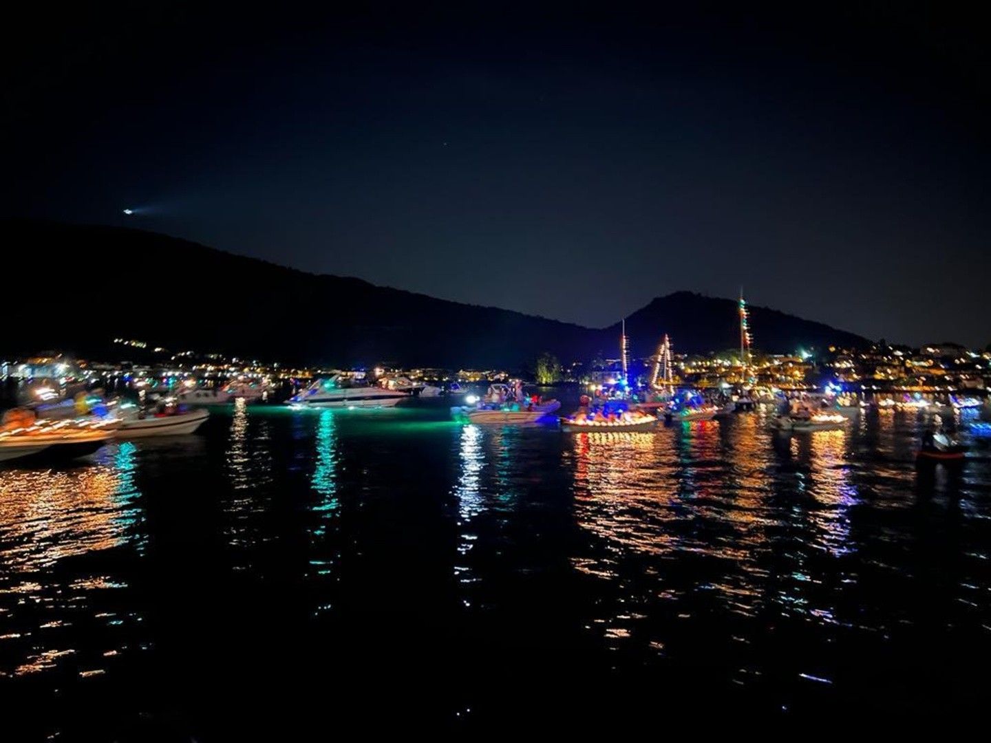 Spettacolo sul lago d’Iseo illuminato per la processione della Stella