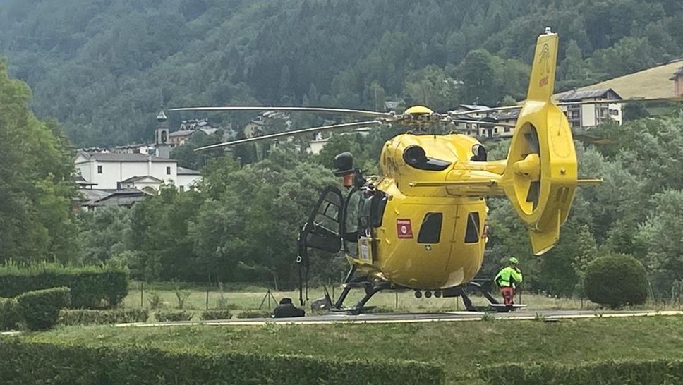 L’Elisoccorso nella piazzola a Valbondione L’Elisoccorso nella piazzola a Valbondione