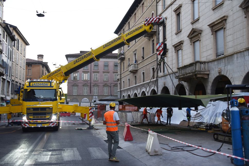Lo smontaggio della tettoia della pensilina in via Zambonate