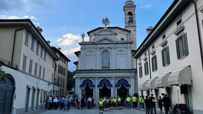 «Nessuno si senta abbandonato nella nostra città». In Borgo Santa Caterina la processione con il vescovo Foto «Nessuno si senta abbandonato nella nostra città». In Borgo Santa Caterina la processione con il vescovo Foto