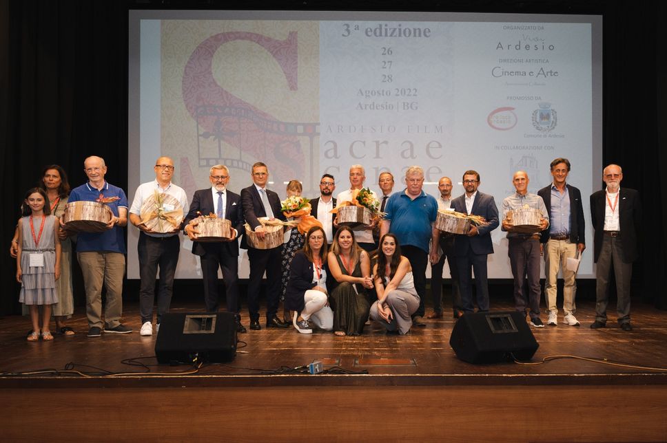Foto di gruppo con gli ospiti della serata Foto di gruppo con gli ospiti della serata