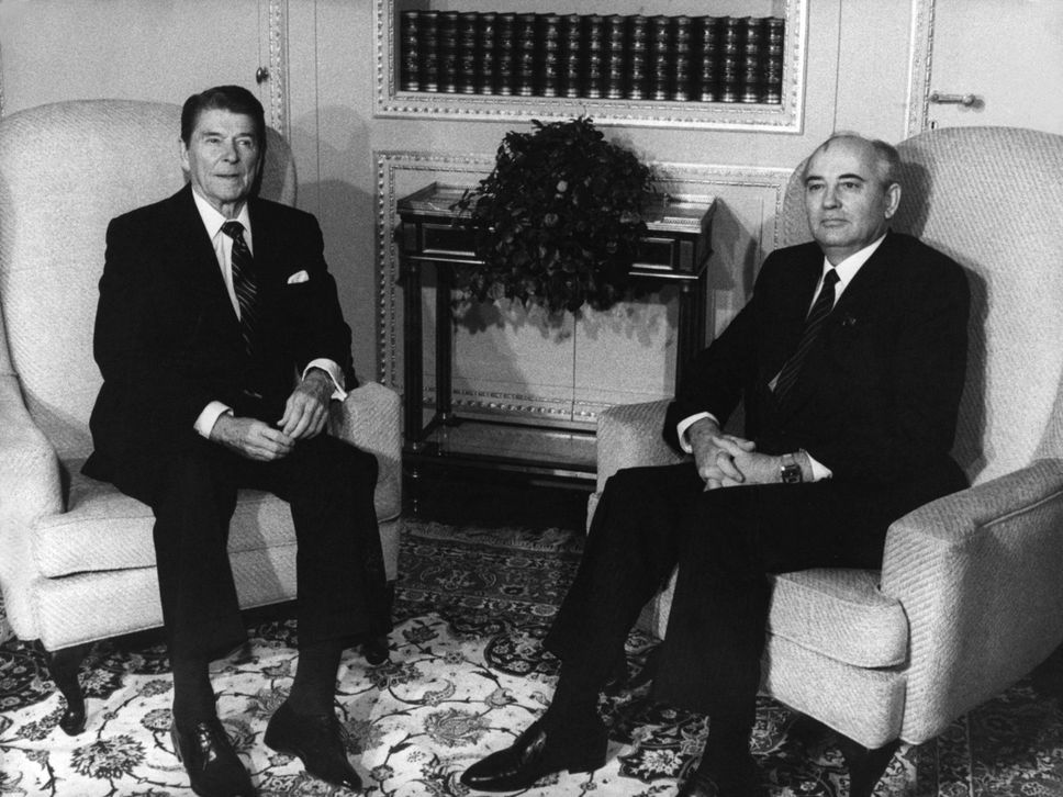Gorbaciov con Ronald Reagan nel 1985