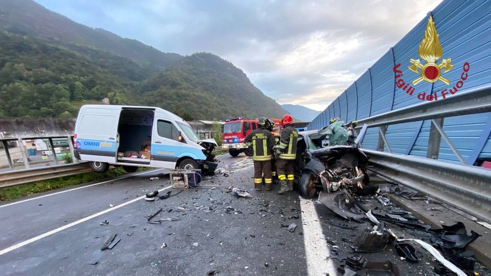 Schianto ad Albino, giovane muore in auto dopo il frontale con un furgone Schianto ad Albino, giovane muore in auto dopo il frontale con un furgone
